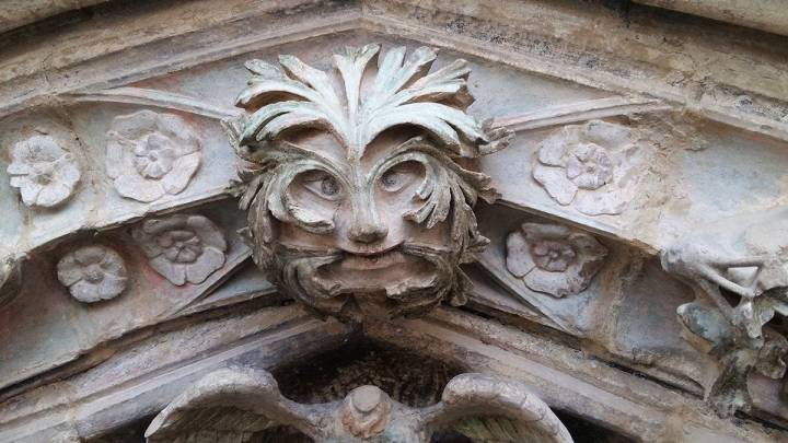 La magia del 'Greenman' o 'máscara de la primavera' de la iglesia de Santa María.