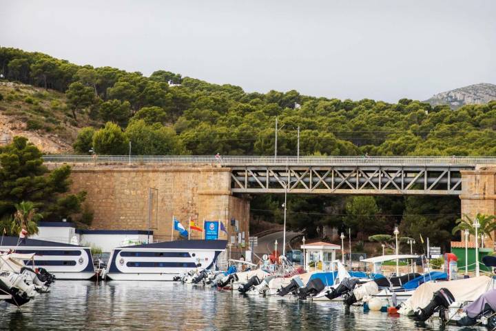 La vía Verde aprovecha el antiguo trazado de la línea del tren.