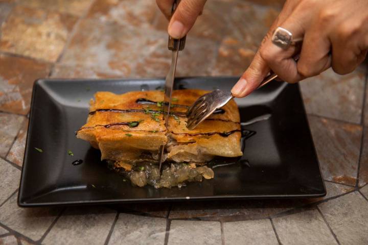 Manitas de cerdo rellenas de almendra y pasas.