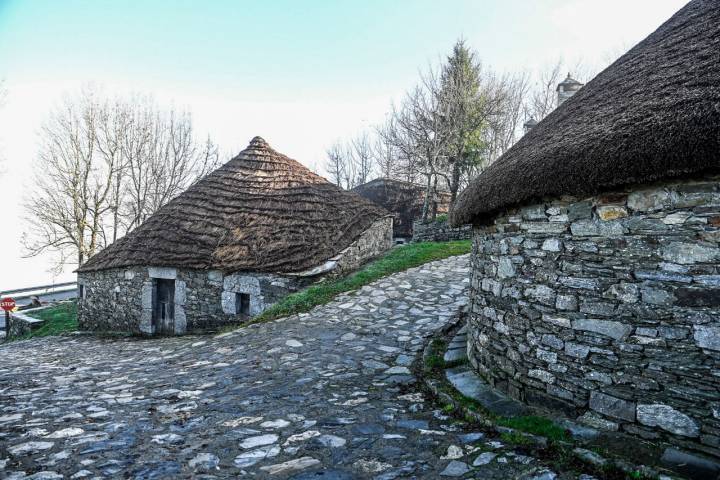 O Cebreiro, con sus tradicionales pallozas y caminos.