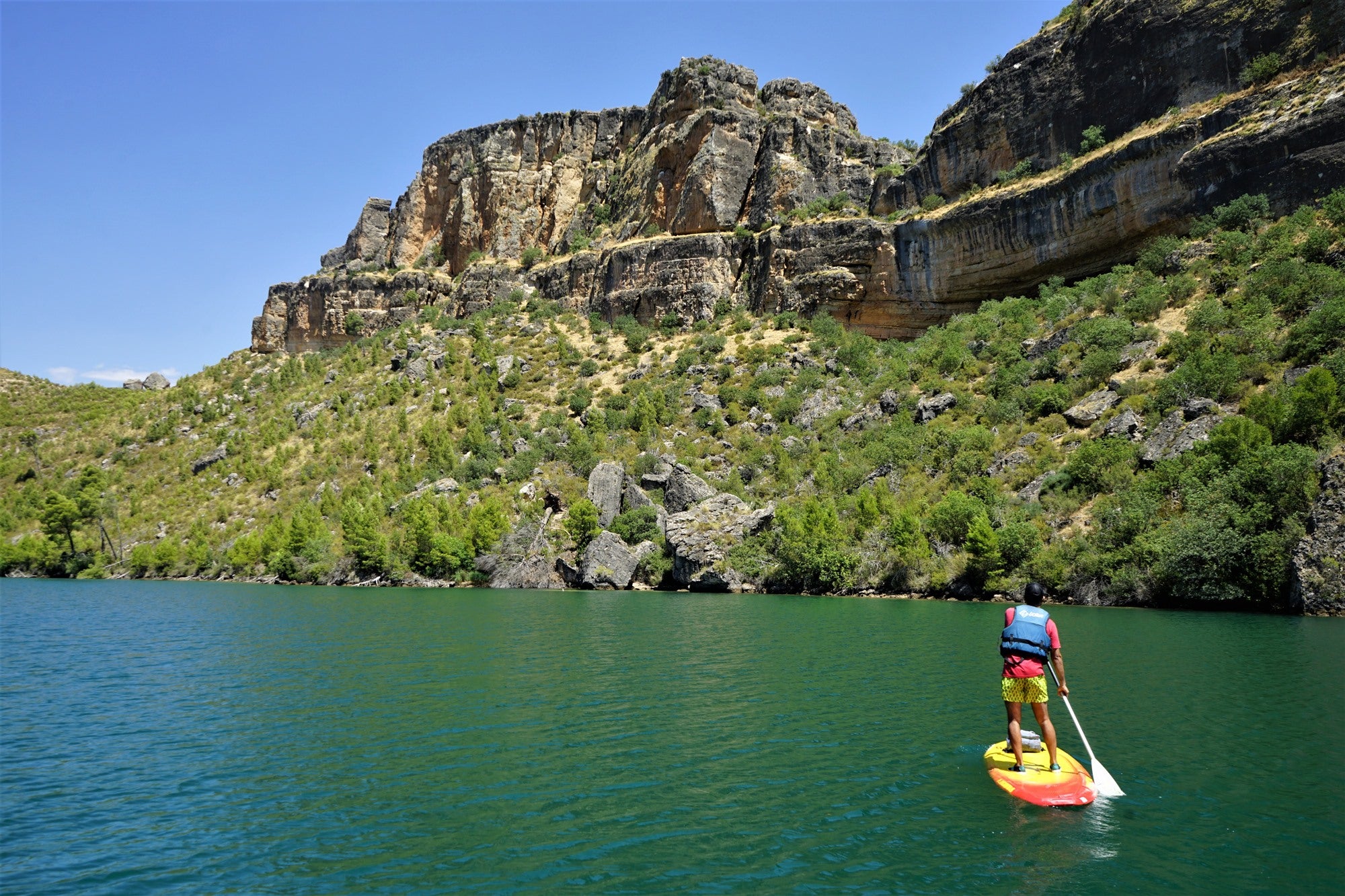 Los fiordos de la Alcarria sobre una tabla de SUP