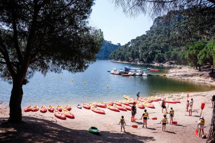 En la playa de Virgen de la Nueva, en el pantano de San Juan, se puede practicar todo tipo de deportes acuáticos. Foto: Hugo Palotto