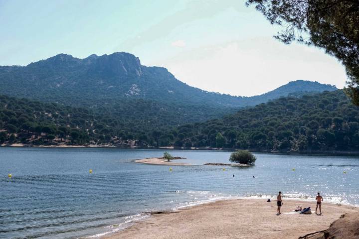 Lugares donde bañarse en Madrid - Una de las playas del pantano de San Juan