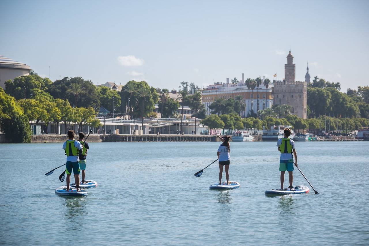 Contemplar la Torre del Oro navegando, una experiencia para todas las edades.