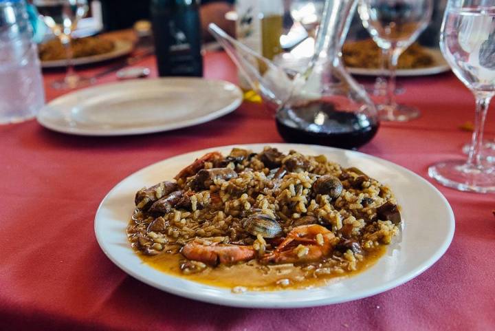 El arroz a la olla que prepara Joan, acompañado de embutidos y 'pa amb tomaca'.