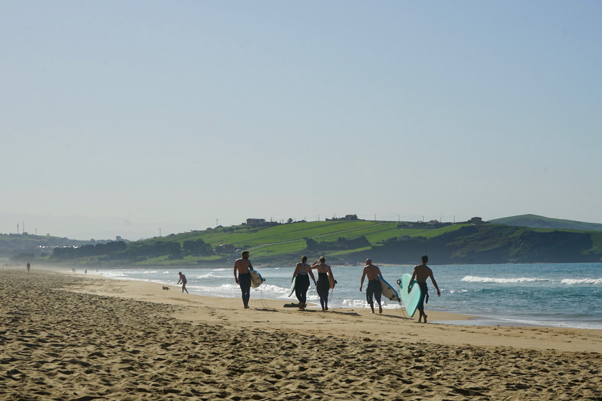 Desde las dunas de la costa protegida a un laberinto de montes y cuevas