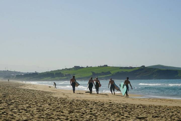 Surferos en la playa de Liencres