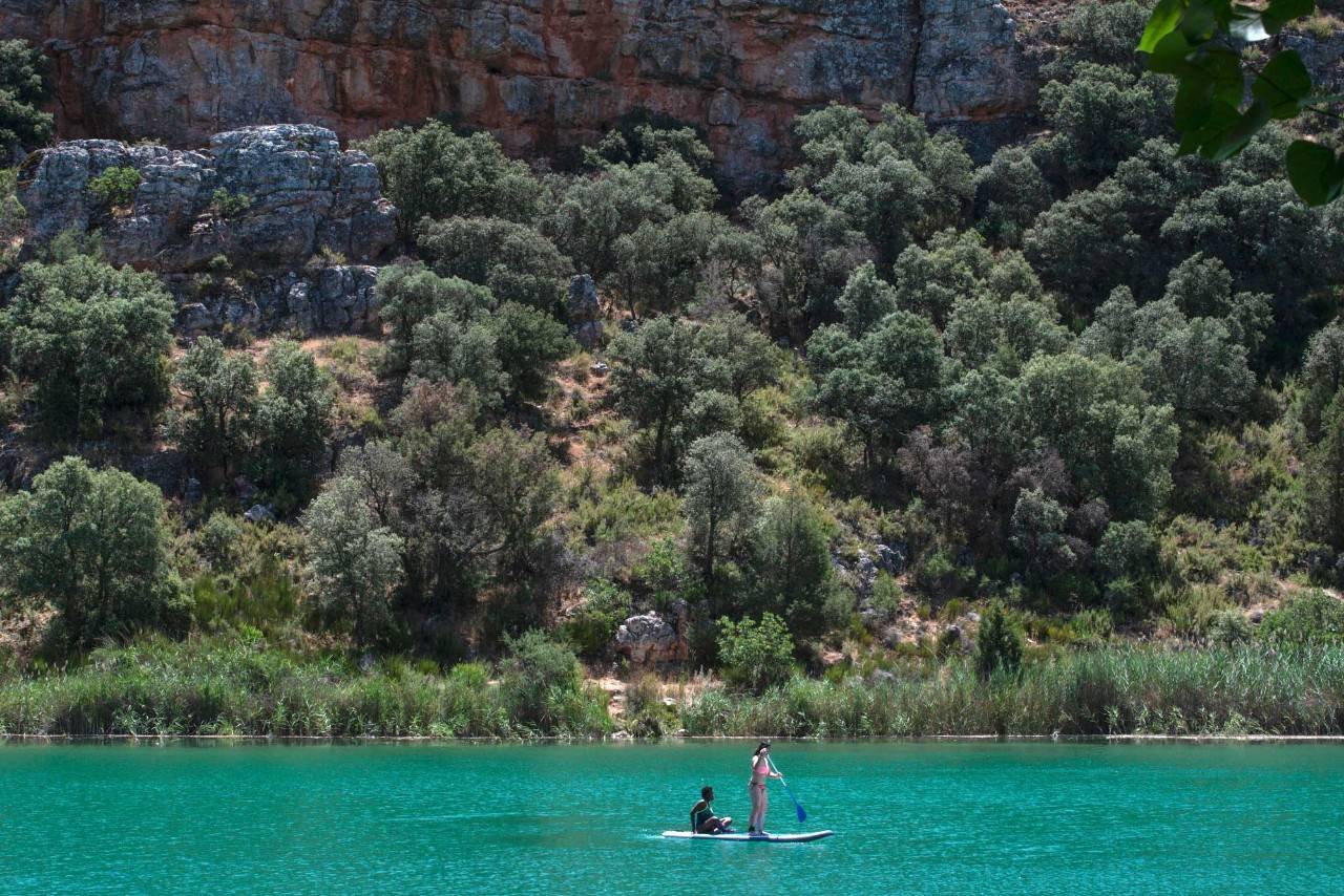 'Paddle Surf' en la Laguna de San Pedro, del parque natural de las Lagunas de Ruidera.