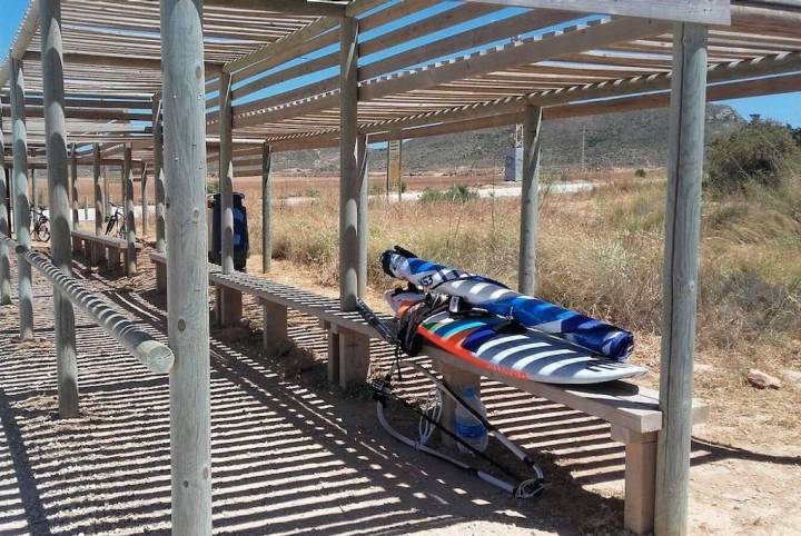 En los autobuses que te llevan al interior del parque también caben las tablas de windsurf.