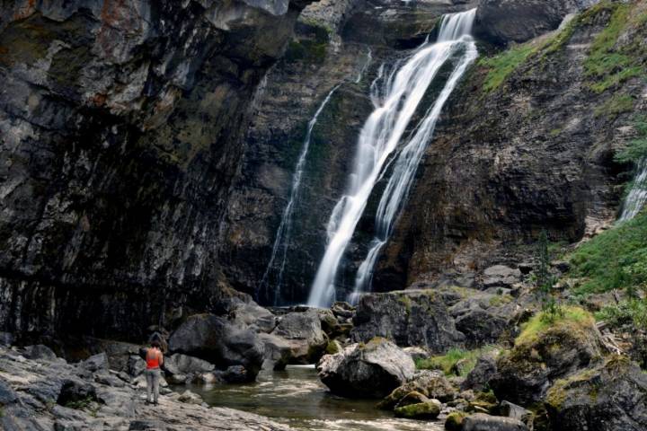 Las espectaculares cascadas que discurren por el fondo del profundo cañón de Ordesa. Foto: Alfredo Merino.