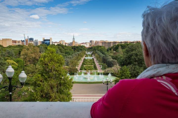 Parques de Zaragoza: Parque Grande (mujer asomada viendo las fuentes)