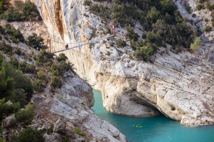 El puente colgante a vista de pájaro.