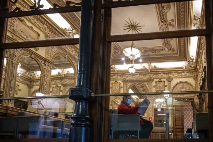 señor leyendo periodico en el casino de murcia