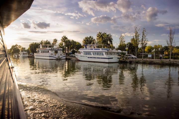 El barco asomándose a la antigua desembocadura del Este.