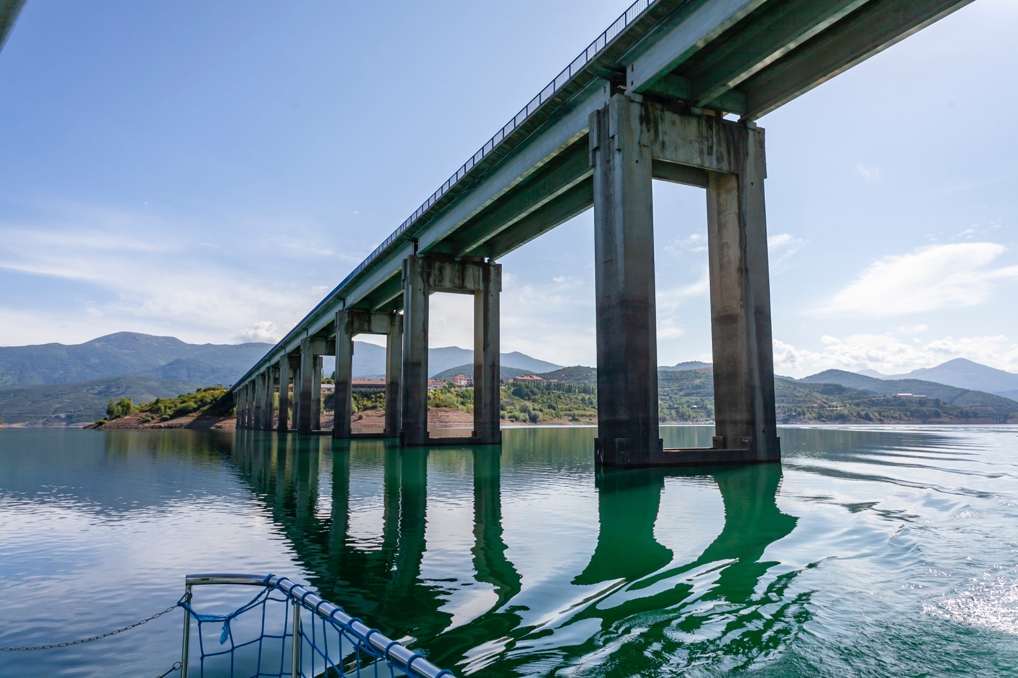 El puente sobre el embalse y el viejo Riaño.