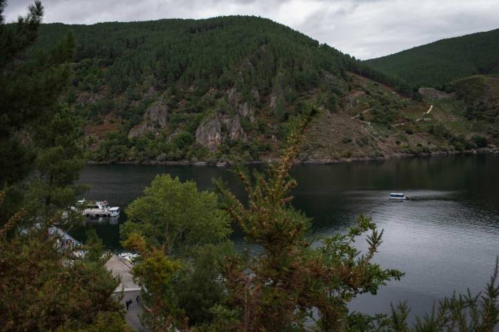 Vista del embarcadero y del río Sil desde la carretera