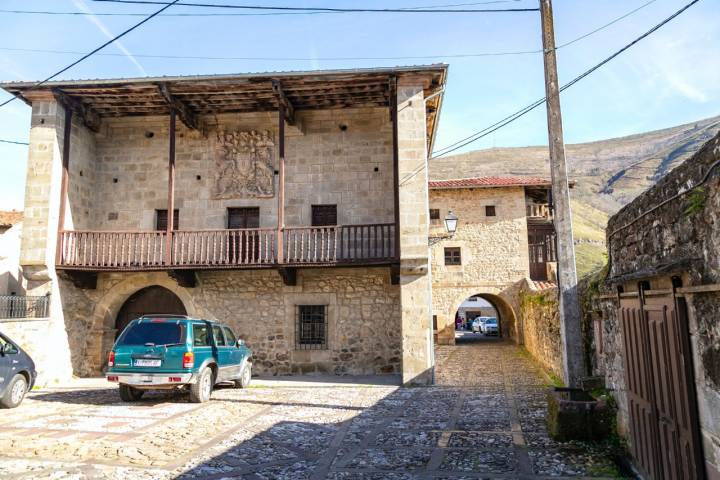 La casona La Torre o Torrona en Cosío (Cantabria)