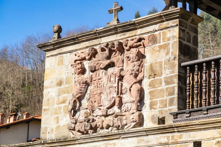 Escudo heráldico en Cosío (Cantabria)