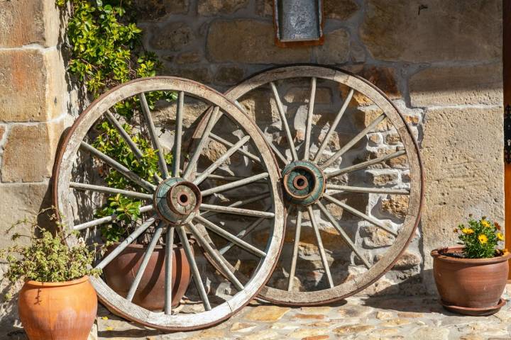 Ruedas viejas en una casa en Cosío (Cantabria)