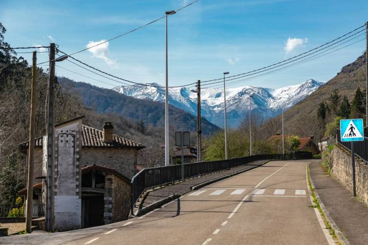 Vista de los Picos de Europa nevados desde Cosío (Cantabria)