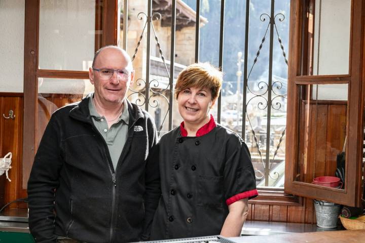 Guillermo y Mayte, propietarios del bar 'El Recreo' en Cosío (Cantabria)