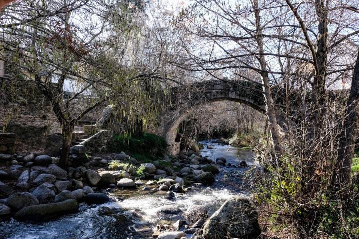 Puente de la Fuente Chiquita, del siglo XVI.