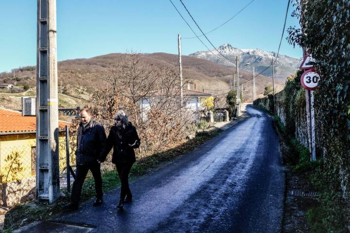 Camino hacia las vías del ferrocarril.