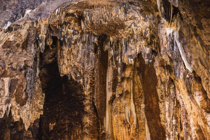 Detalle de los techos de la Cueva del Agua, en las Cuevas de Fuentes de León, en la provincia de Badajoz.