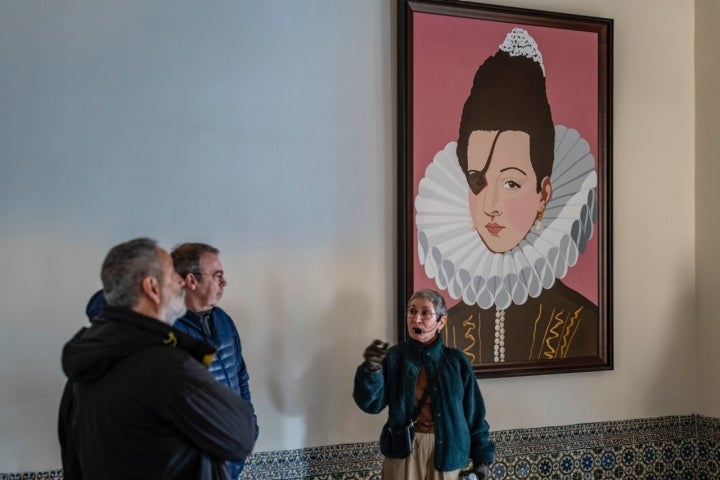 Paloma Gumiel y un retrato moderno de la Princesa de Éboli.