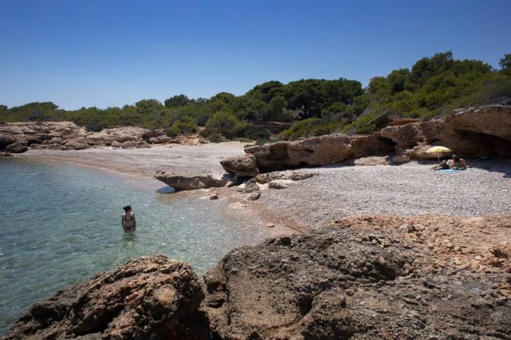 En algunas de las calas de la sierra de Irta, como la Argilaga tienen incluso cuevas para la sombra.