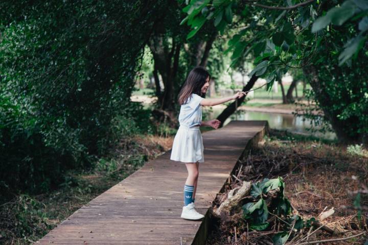 Desde las piscinas naturales pasan caminatas senderistas que transitan por el bosque.