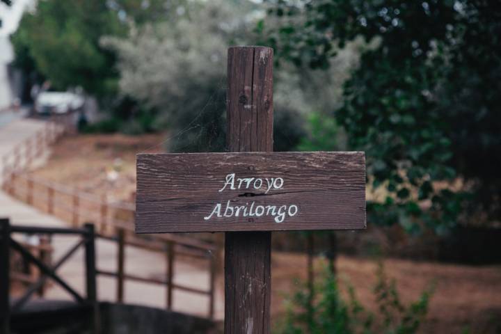 El puente cruza el río Abrilongo. 