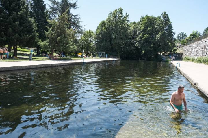 Un hombre se baño en las piscinas Naturales de Arenas de San Pedro