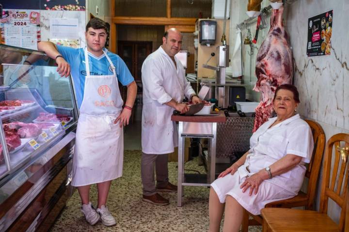 Paco, su hijo y su madre, de la carnicería Paco en Navaluenga