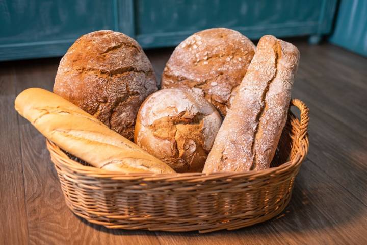 Selección de panes de la panadería Corralejo en Navaluenga