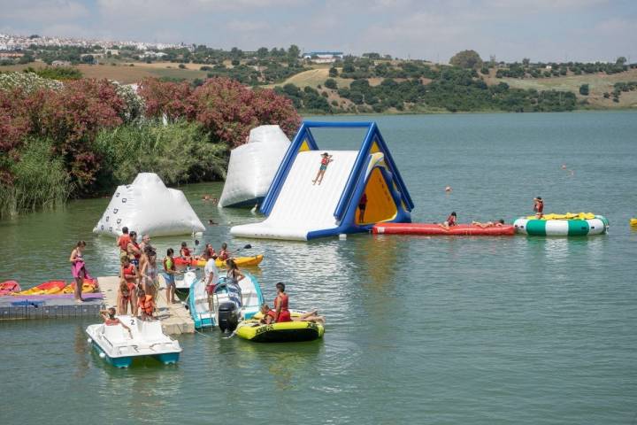 La playita de Arcos se convierte en un parque de juegos de lo más refrescante.