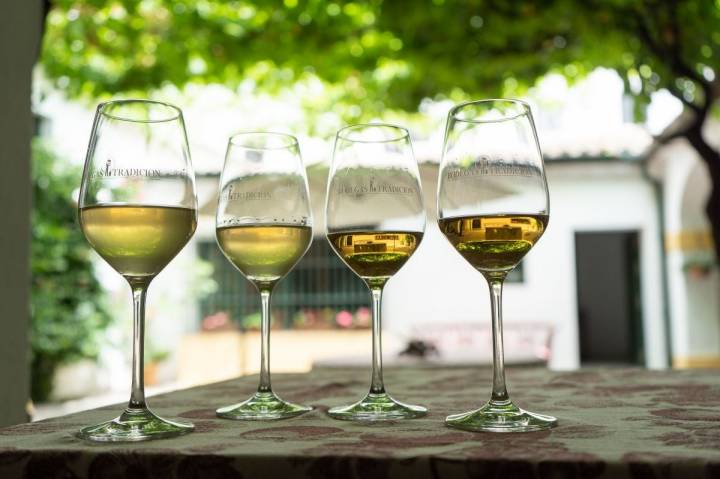 En las bodegas hay una pequeña sacristía donde los invitados catan algunos de sus mejores vinos.