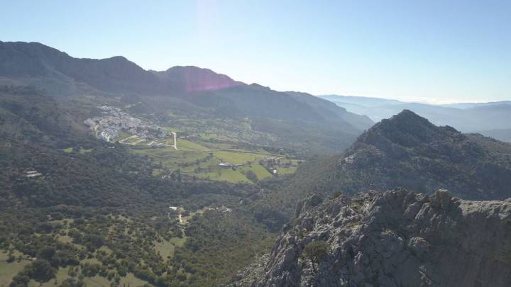 En la Sierra de Cádiz podemos recorrer pintorescas localidades de casas encaladas, como Benaocaz.