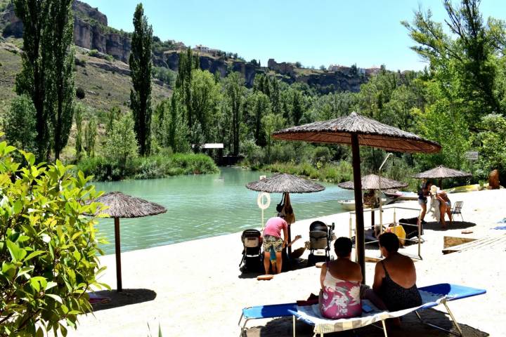 Playa Artificial de Cuenca hamacas