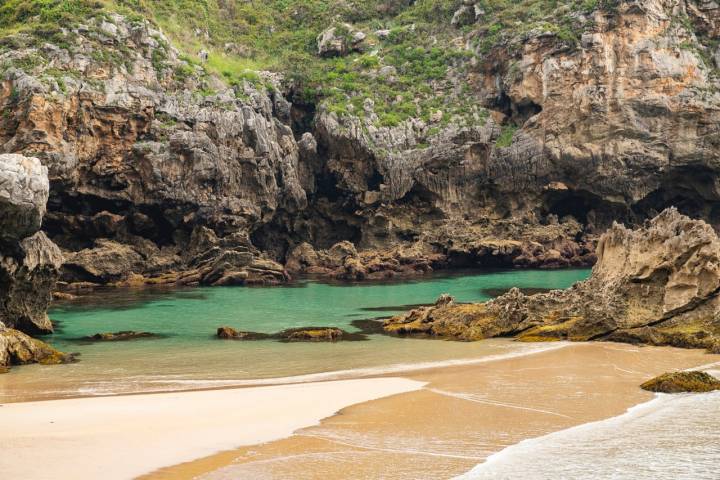 Los tres islotes de la playa forman rincones naturales para nadar sin peligro. 