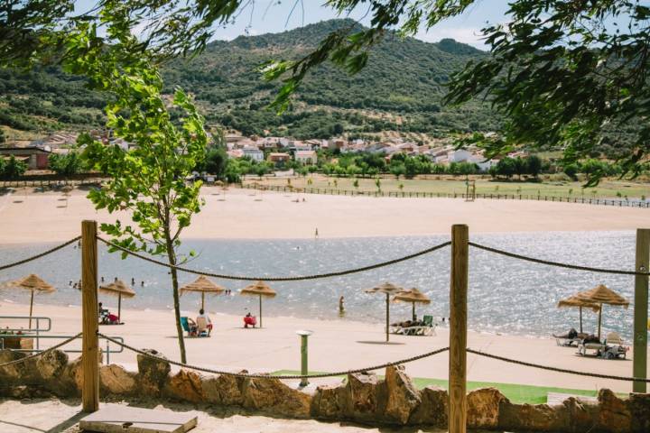 La playa de Peloche ofrece una experiencia integral de recreo fluvial con actividades náuticas y buena gastronomía 