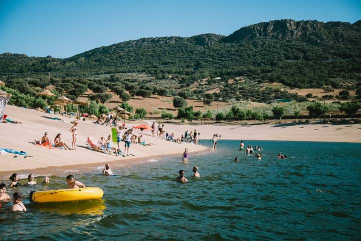 Esta región cuenta con 1.500 kilómetros de costa interior, algo único en Europa occidental. 