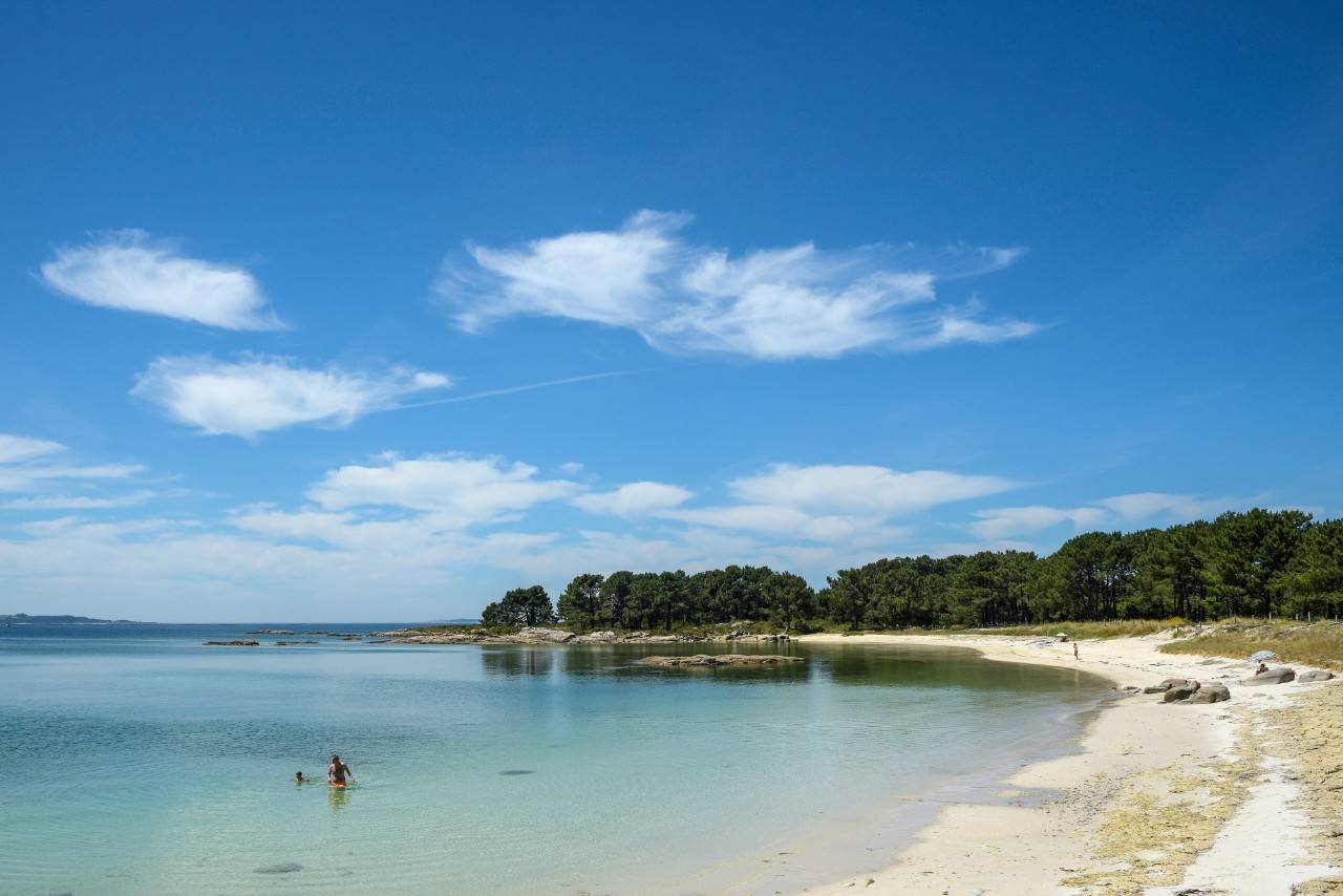 La isla de las 80 playas en el corazón de las Rías Baixas