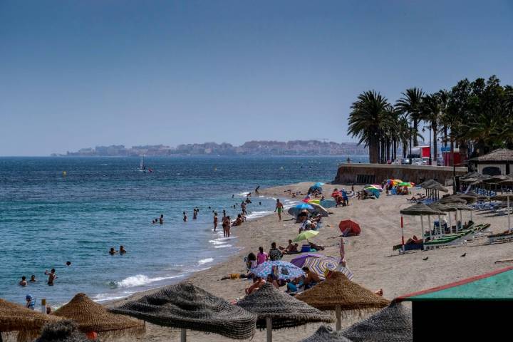 Para refugiarse del Poniente, la playa de Aguadulce.