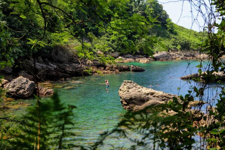 También se conoce como la playa de Asturiaga y tiene 60 metros de longitud.