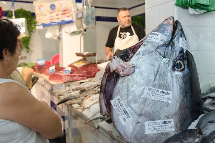 Las pescaderías en el mercado sorprenden con este pescado a los clientes. Foto: Stefan Schmidt.