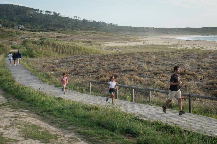 padre niños playa serans