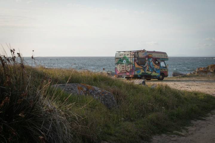 Una autocaravana tuneada al borde de mar. Un enclave perfecto para pernoctar.