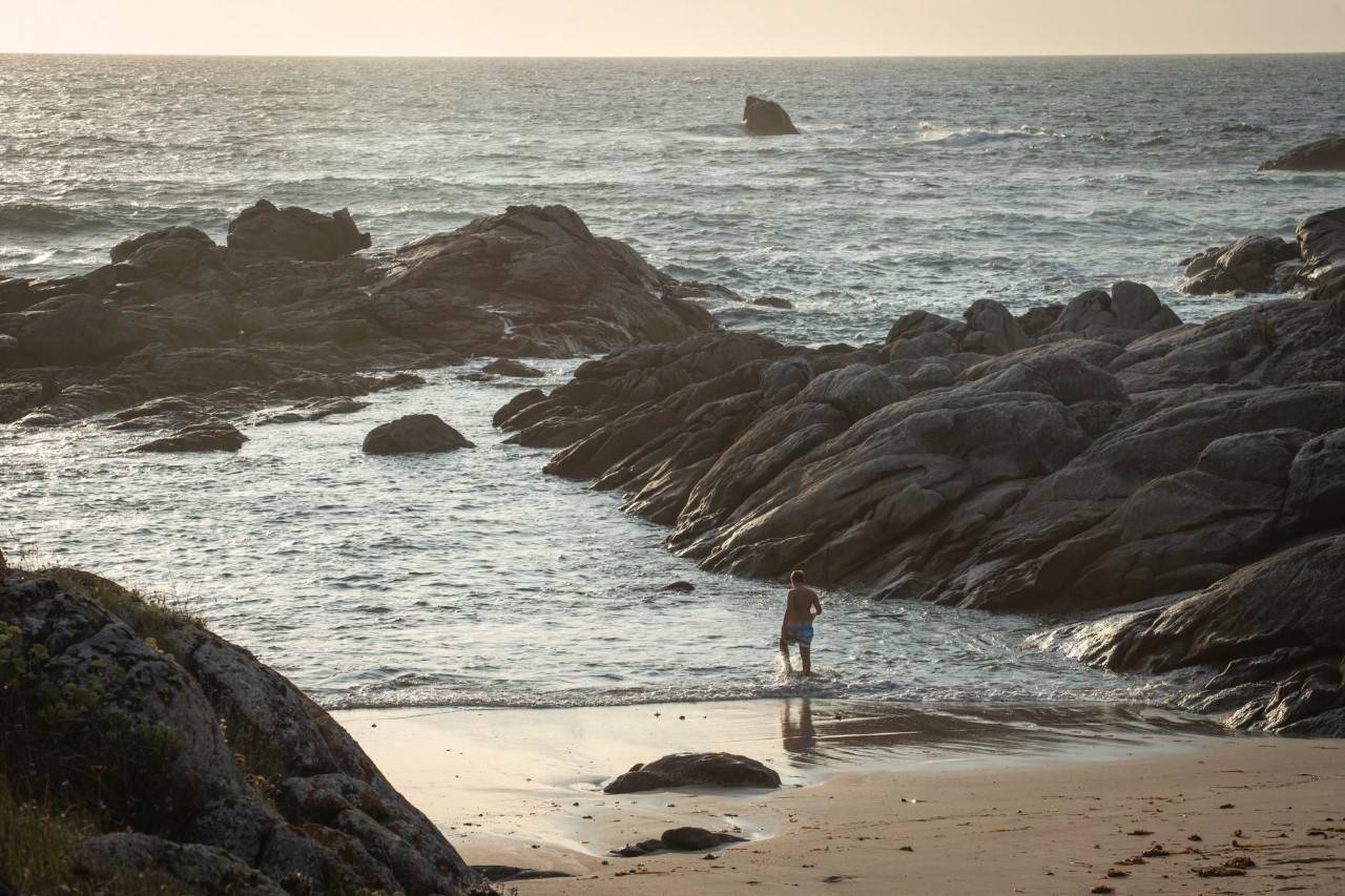 Entre el monte y el mar sin un alma alrededor