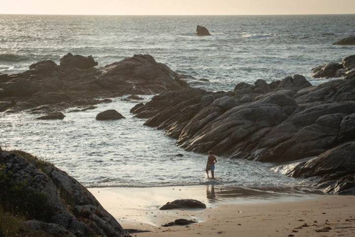 En esta cala de la playa de Serans podrían desembarcar piratas y no te extrañarías.